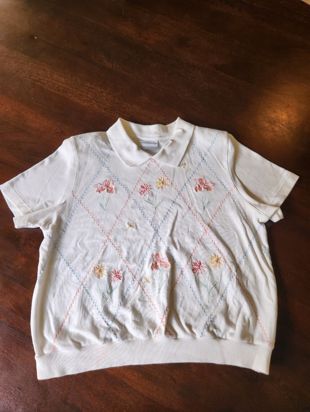 Alfred Dunner Short Sleeve Top. Collared With Beautiful Beaded Accented Flowers.